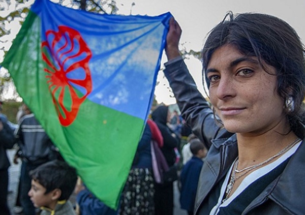 Mujer gitana en una manifestación