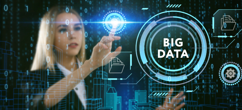 Big Data, chica tocando una pantalla