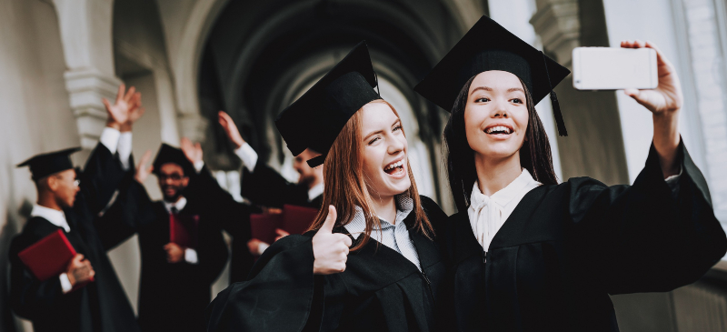 Alumnos en la ceremonia de graduación, una vez recibido su título