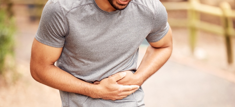 Hombre con dolor de estómago