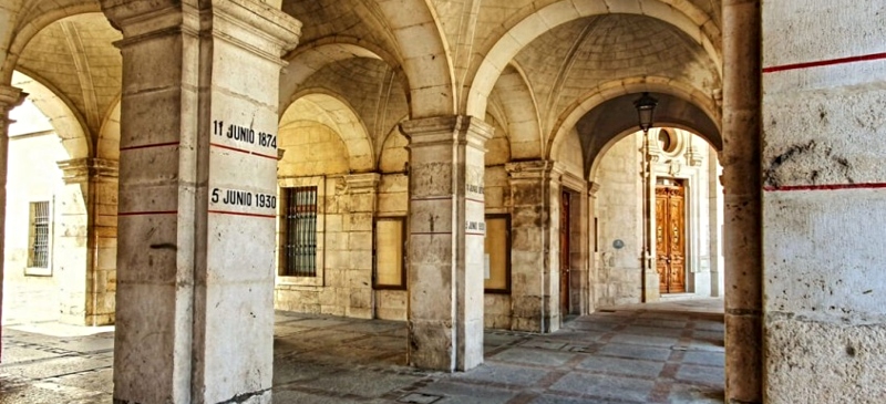 Marcas de las inundaciones históricas de Burgos en los arcos del Ayuntamiento. Fuente: Descubrir Burgos