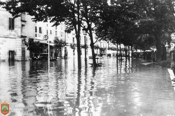 Fotografía en blanco y negro del Paseo del Espolón de Burgos durante la riada de 1930. Fuente: Archivo Municipal de Burgos.