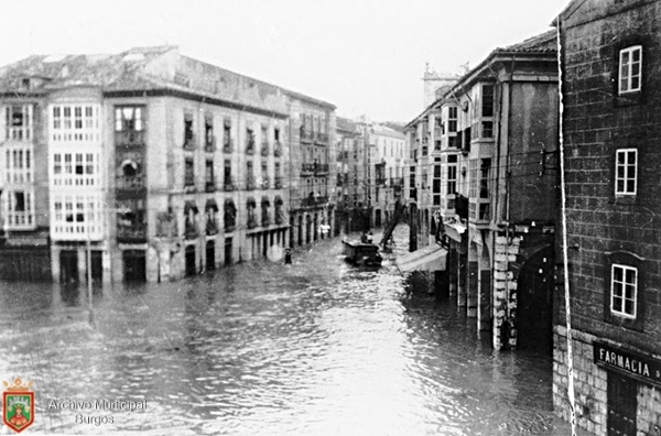 Fotografía en blanco y negro de la Calle Santander de Burgos durante la riada de 1930. Fuente: Archivo Municipal de Burgos