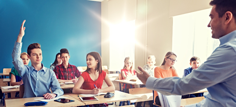 Profesor en una clase de secundaria