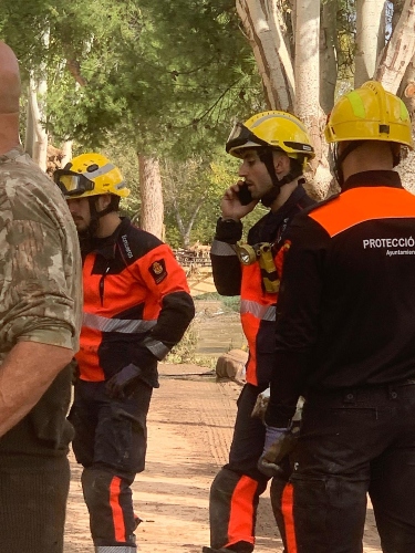 Miembros de protección civil y el ejército en la zona