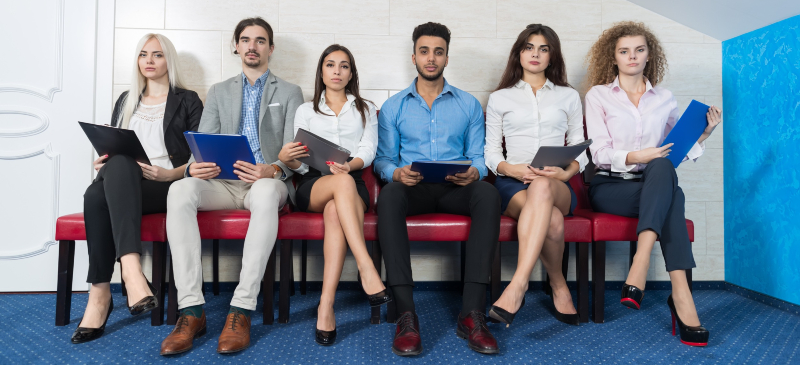 Personas esperando una entrevista de trabajo