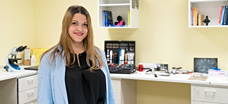 Tania Vidal en el laboratorio de criminología de la universidad Isabel I