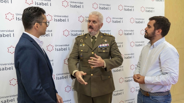 los participantes en la rueda de prensa, departiendo al finalizar