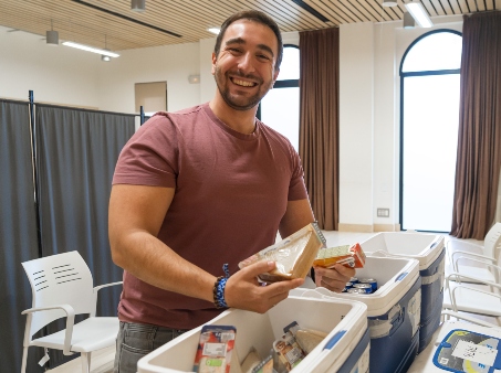 Miguel Ángel recogiendo su merienda para reponer fuerzas