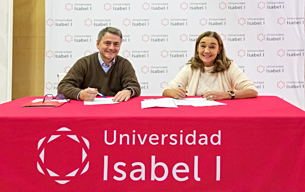 María Jesús Cuéllar y Juan Antonio Latasa firmando el convenio