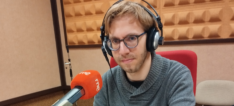 Daniel Aquillué en los estudios de RNE de Zaragoza