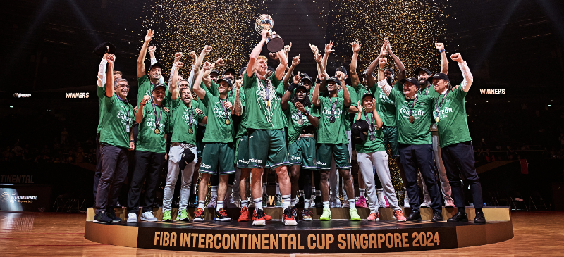 Victoria del Unicaja, el equipo levantando la copa