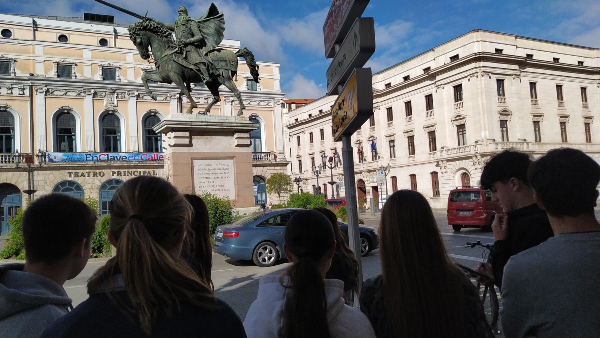 Alumnos del colegio La Salle en la estatua del Cid