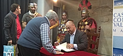 Arturo Sánchez firmando libros