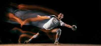 Jugador de balonmano siguiendo su estela de movimiento.