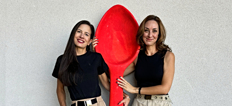 Beatriz Robles y Laura Caorsi, conductoras del podcast 'A la guerra con la cuchara'