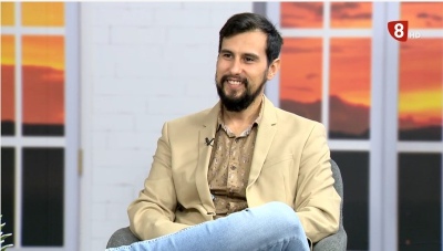 Víctor Rodríguez en el programa de La 8 Burgos, habla sobre la comunicación no verbal.