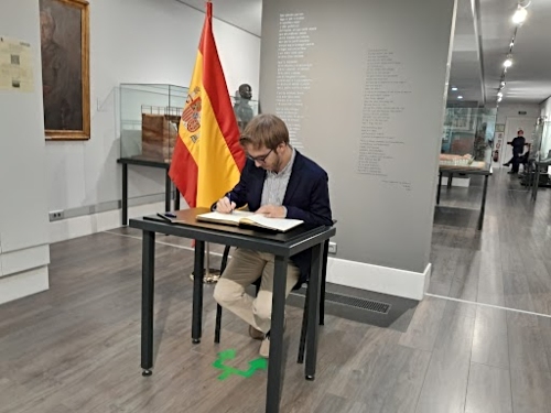 Daniel firmando el libro de honor del museo militar de Burgos
