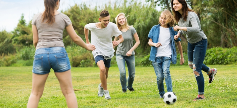 Partido de fútbol en un campo de hierba