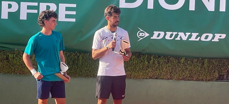 Diego Mansilla y Alejandro García con su trofeo de campeones de dobles masculino