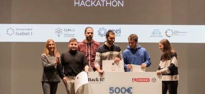 Víctor Martínez junto al 'Equipo Norte' recibiendo el premio del Hackathon