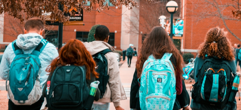 Estudiantes caminando hacia la universidad