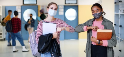 Estudiantes erasmus+ con mascarilla