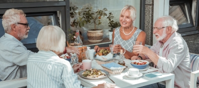 Ancianos comiendo