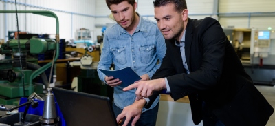 Alumno y profesor de FP utilizando nuevas tecnologías