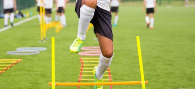 Deportistas en un entrenamiento de fútbol.