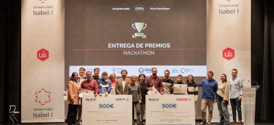 'Equipo Norte' y 'Alea' recibiendo el premio de la competición de hackathon
