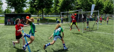 Jóvenes jugando al balonmano