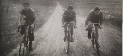 Tres ciclistas en los campos de la rioja entre viñedos