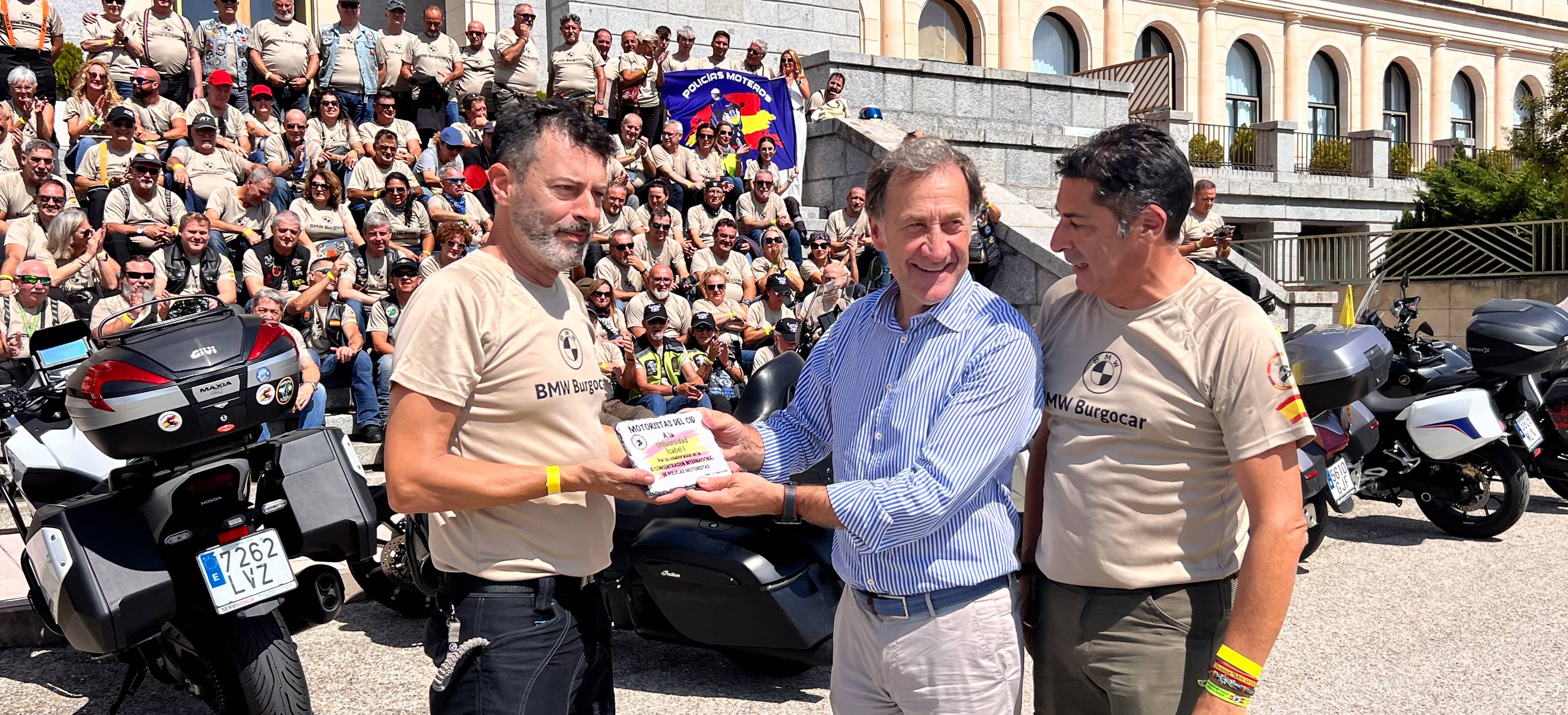 El rector recibe una placa de agradecimiento de HABeCu