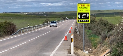 Sistema Active Cyclist Detection instalado en una carretera.