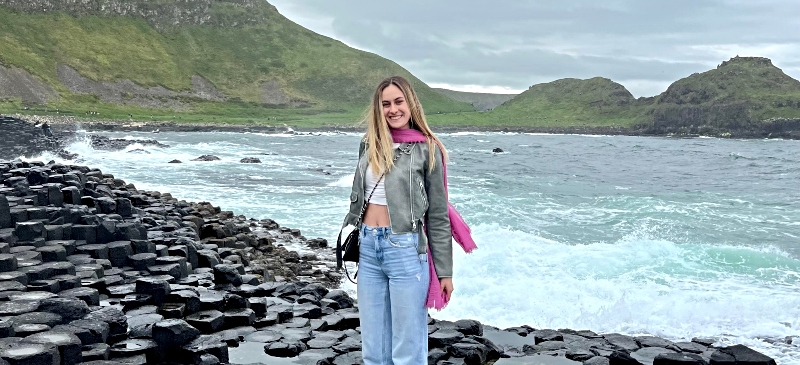 Irene Garrido en la Calzada del Gigante cerca de Belfast, en Irlanda del Norte.