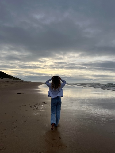 Irene en un atarceder de una playa de Irlanda