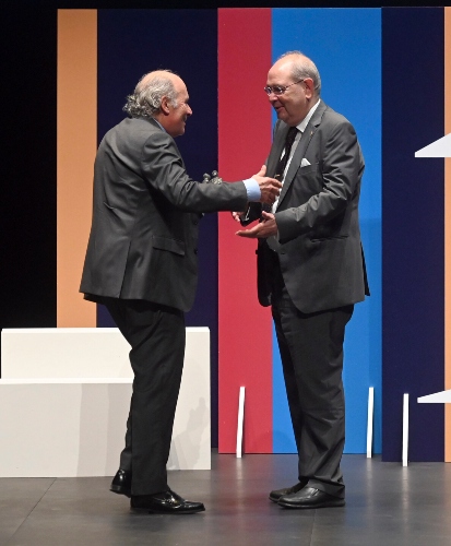 José Manuel recibiendo el premio