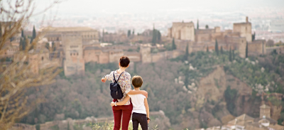 Madre e hija mirando la Alhambra de Granada