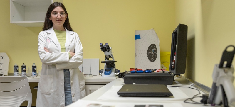 María Hernández en el Laboratorio de Criminalística de la Universidad Isabel I