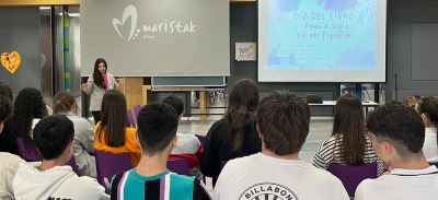 La profesora Álava en la charla del Colegio Maristas de Bilbao