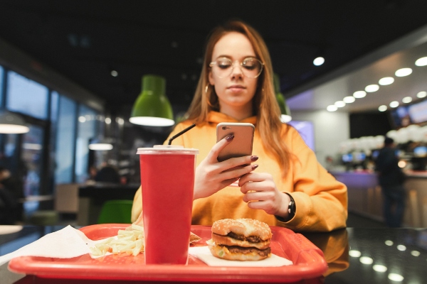 Mujer comiendo una hamburguesa