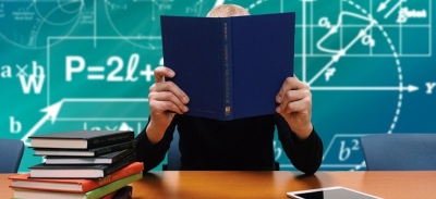 niño con un libro entre las manos