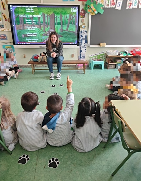 Ester Renedo Santamaría en el CEIP Juan de Vallejo en una de las aulas