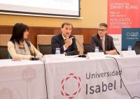 Inmaculada Sierra, Diputada Provincial y vicepresidenta de la Sociedad para el Desarrollo de Burgos, Sodebur, Alberto Gómez Barahona, rector de la Universidad Isabel I, y Benito Pérez, director del Grado en Administración y Dirección de Empresas (ADE) de la institución.