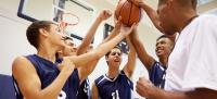 equipo de chicos con un balón en una cancha de baloncesto