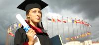 Chica con diploma y banderas de fondo