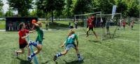 Jóvenes jugando al balonmano en un campeonato