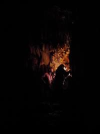 Marcos García Diez durantelos trabajos de investigación que realizó en la cueva de Ardales (Málaga), y que fueron portada de la revista ​Science en febrero al atribuir por primera vez la creación artística a los neandertales y no al Homo Sapiens.