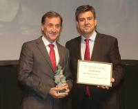 el rector de la Universidad Isabel I, Alberto Gómez Barahona (i), recibe el premio de manos de Miguel Ángel García, director territorial de Vodafone en Castilla y León (d)